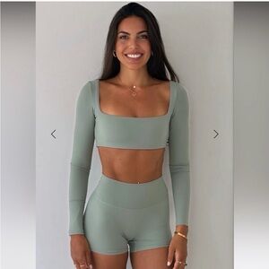 Sleek Long Sleeve Crop Top - Green